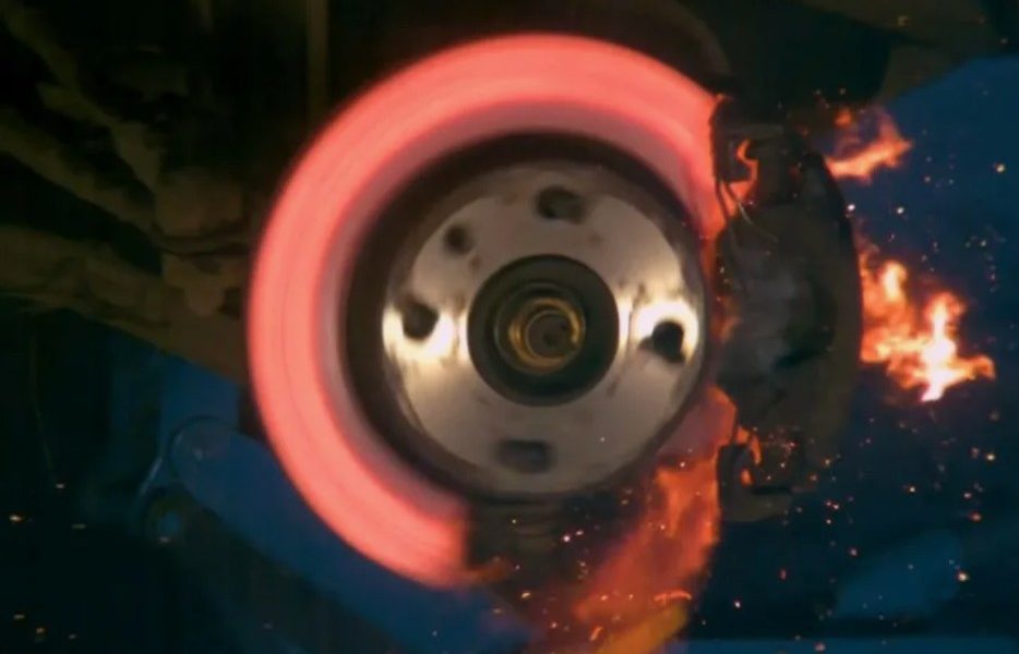 Почему тормоза «плывут» в жару и как спасти систему от перегрева